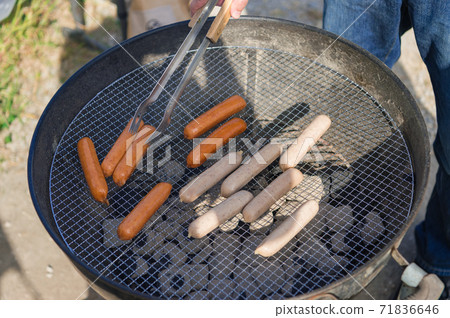 Scenery of barbecue grilling various ingredients on the net 71836646