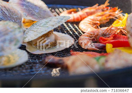Scenery of barbecue grilling various ingredients on the net Scenery of barbecue grilling various ingredients on the net 71836647