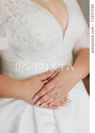 details of the bride in the wedding dress 71837299