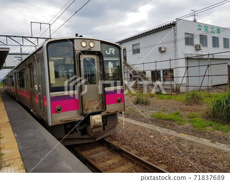 A train running in the countryside of Akita Prefecture 71837689