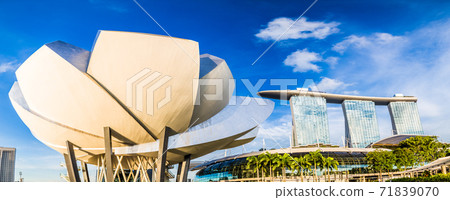 Views of the Marina Bay promenade in Singapore 71839070