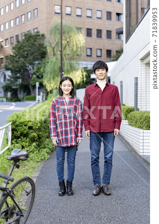 Portraits of men and women in their 20s Portraits of men and women in their 20s 71839953