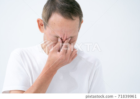 舉行在眼睛的老人 71839961