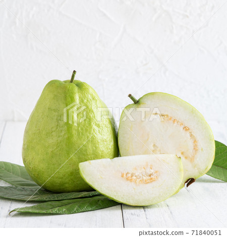 芭樂 番石榴 木頭 背景 鄉村 葉子 Guava white fruit leaf グアバ 果物 芭樂 番石榴 木頭 背景 鄉村 葉子 Guava white fruit leaf グアバ 果物 71840051