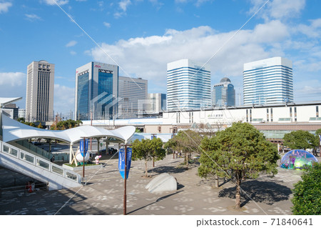 千葉縣千葉市城市景觀幕張摩天大樓和海欣幕張站南出口廣場 71840641