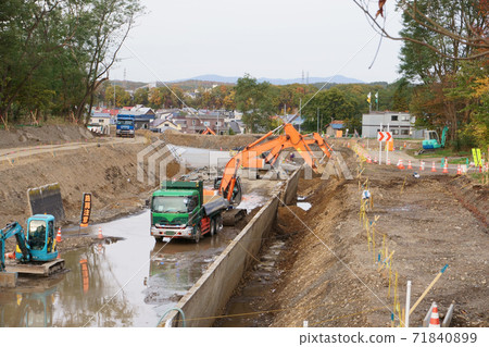 在水路施工現場用電鏟在自卸車上堆放土土 在水路施工現場用電鏟在自卸車上堆放土土 71840899
