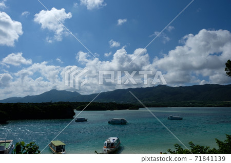 Beautiful sea sky and floating boat on the southern island Beautiful sea sky and floating boat on the southern island 71841139
