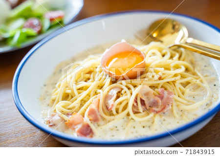 spaghetti carbonara serve with fresh egg spaghetti carbonara serve with fresh egg 71843915