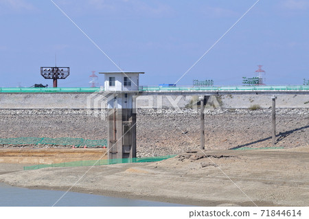 Reservoir drained for construction (Miyoshi Pond intake, Miyoshi City, Aichi Prefecture) Reservoir drained for construction (Miyoshi Pond intake, Miyoshi City, Aichi Prefecture) 71844614