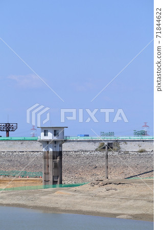 A pond with drained water (Miyoshi Pond intake, Miyoshi City, Aichi Prefecture) 71844622