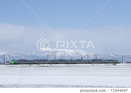 在雪地裡行駛的特快丁香花函館特快丁香花幹線 在雪地裡行駛的特快丁香花函館特快丁香花幹線 71844697