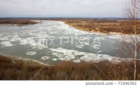 Autumn drift of ice on the Oka River in the city of Pavlovo in Nizhny Novgorod Region 71846362