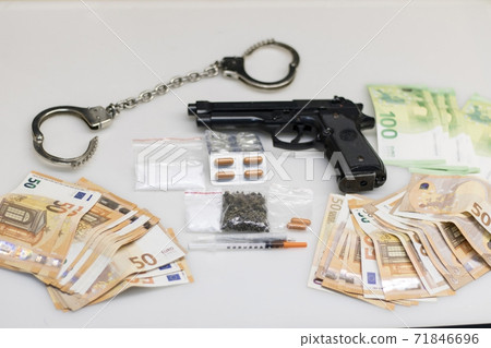 Drugs and money in euros, seized by the police. Drugs and money in euros, seized by the police. 71846696