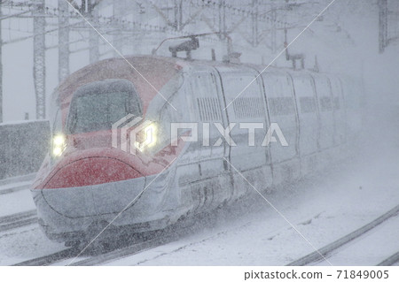 東北新幹線E6系列+ E5系列在降雪中經過那須鹽原站 東北新幹線E6系列+ E5系列在降雪中經過那須鹽原站 71849005