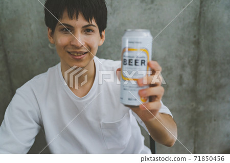 年輕人喝罐裝啤酒 71850456