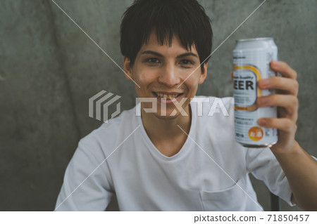 年輕人喝罐裝啤酒 年輕人喝罐裝啤酒 71850457
