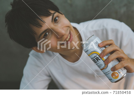 年輕人喝罐裝啤酒 71850458