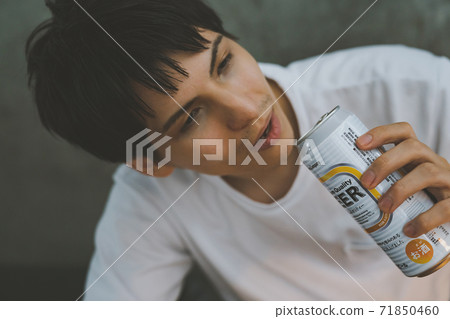 年輕人喝罐裝啤酒 71850460