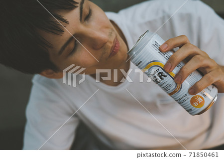 年輕人喝罐裝啤酒 71850461