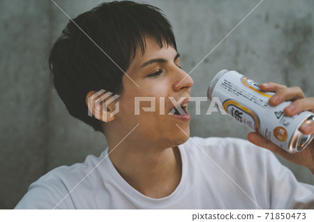 年輕人喝罐裝啤酒 71850473