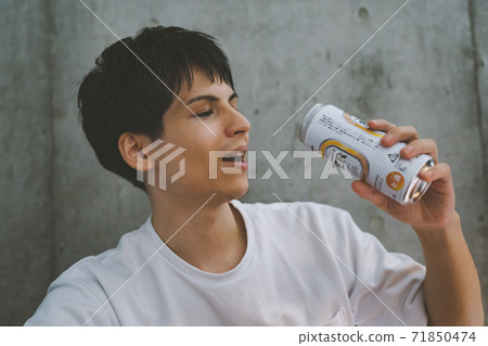 年輕人喝罐裝啤酒 71850474