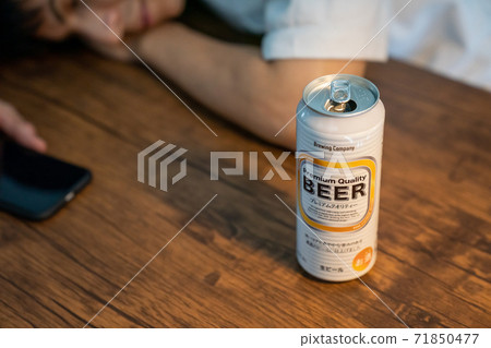 喝罐裝啤酒後喝醉的年輕人 喝罐裝啤酒後喝醉的年輕人 71850477
