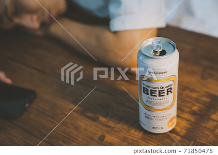 A young man who drinks canned beer and gets drunk 71850478
