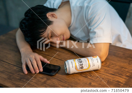 A young man who drinks canned beer and gets drunk 71850479