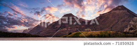 Iconic Hotel in Glacier Lake surrounded by the beautiful Canadian Rocky Mountains 71850928