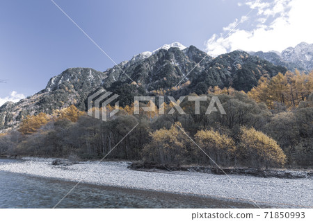 在秋葉和新鮮的雪中閃耀的上高地（長野縣松本市） 71850993