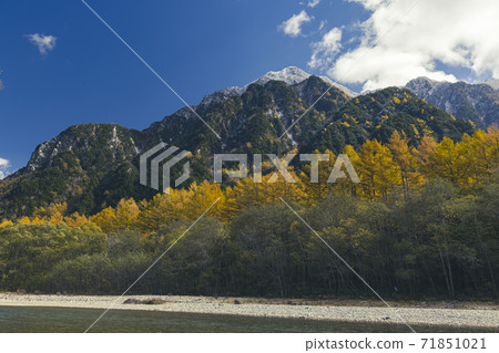 Kamikochi that shines in autumn leaves and fresh snow (Matsumoto City, Nagano Prefecture) Kamikochi that shines in autumn leaves and fresh snow (Matsumoto City, Nagano Prefecture) 71851021