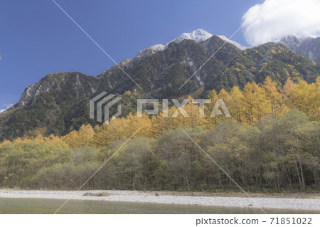 Kamikochi that shines in autumn leaves and fresh snow (Matsumoto City, Nagano Prefecture) 71851022