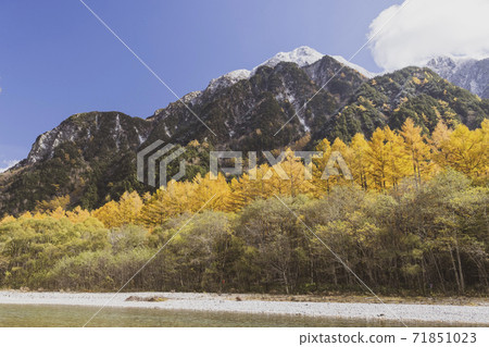 Kamikochi that shines in autumn leaves and fresh snow (Matsumoto City, Nagano Prefecture) Kamikochi that shines in autumn leaves and fresh snow (Matsumoto City, Nagano Prefecture) 71851023