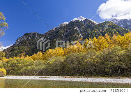 Kamikochi that shines in autumn leaves and fresh snow (Matsumoto City, Nagano Prefecture) 71851024