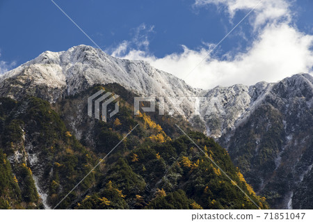 在秋葉和新鮮的雪中閃耀的上高地（長野縣松本市） 71851047