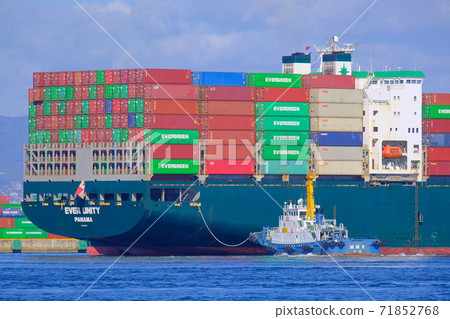 Large cargo ship berthed at Yumeshima Container Wharf 71852768