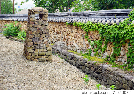 Stone wall and chimney 71853081