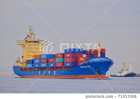 大型貨輪進入大阪港 71853306