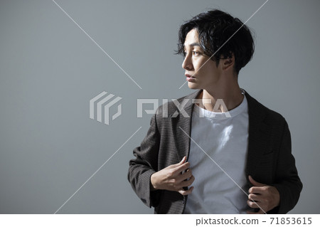一個穿著夾克的男人 71853615