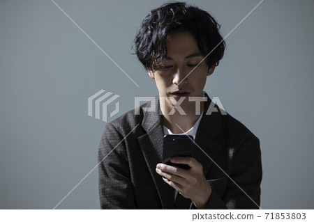 A man who uses a smartphone 71853803