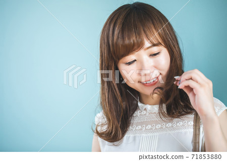 一個長頭髮的女人 一個長頭髮的女人 71853880