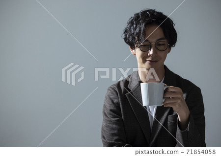 Men with coffee cups 71854058