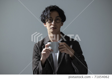 有咖啡杯的人 71854062