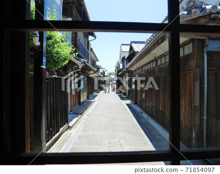 透過玻璃看到的御手洗町城市景觀（廣島縣吳市） 71854097