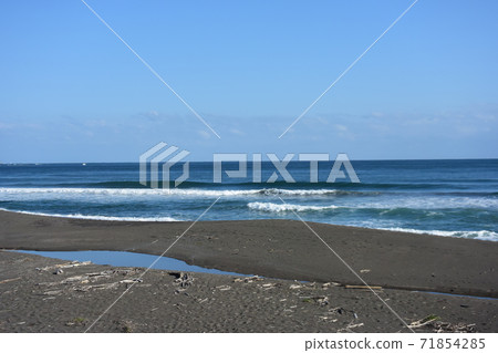 Sea and blue sky 71854285