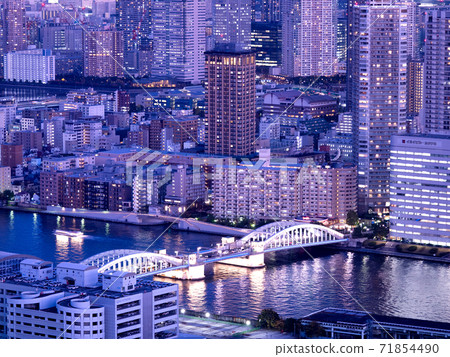 dusk田川和葛飾橋黃昏在東京 71854490