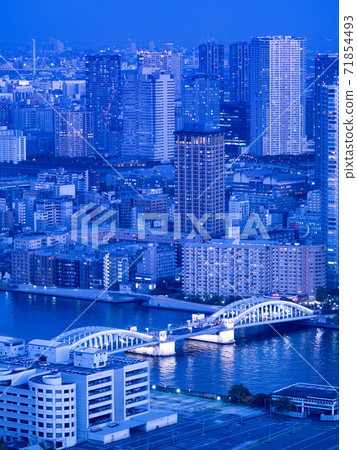 dusk田川和葛飾橋黃昏在東京 71854493