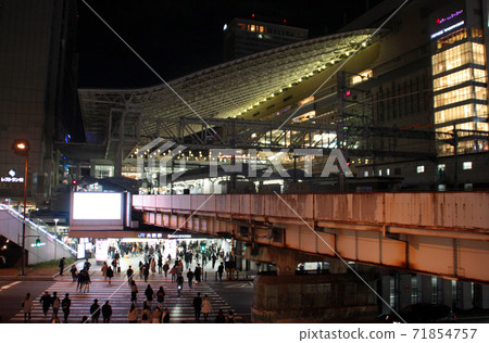 JR大阪站在晚上 71854757
