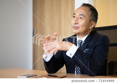 Image of middle to senior president and manager 71854999