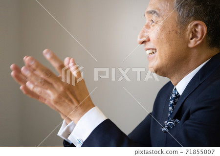 Image of middle to senior president and manager 71855007